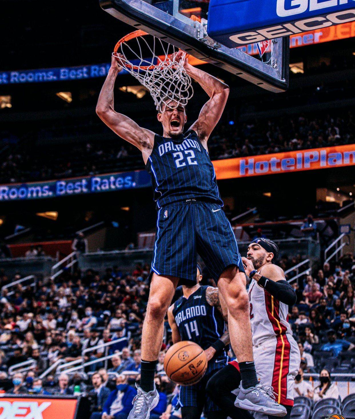 热火横扫尼克斯，范弗利特惊艳四座