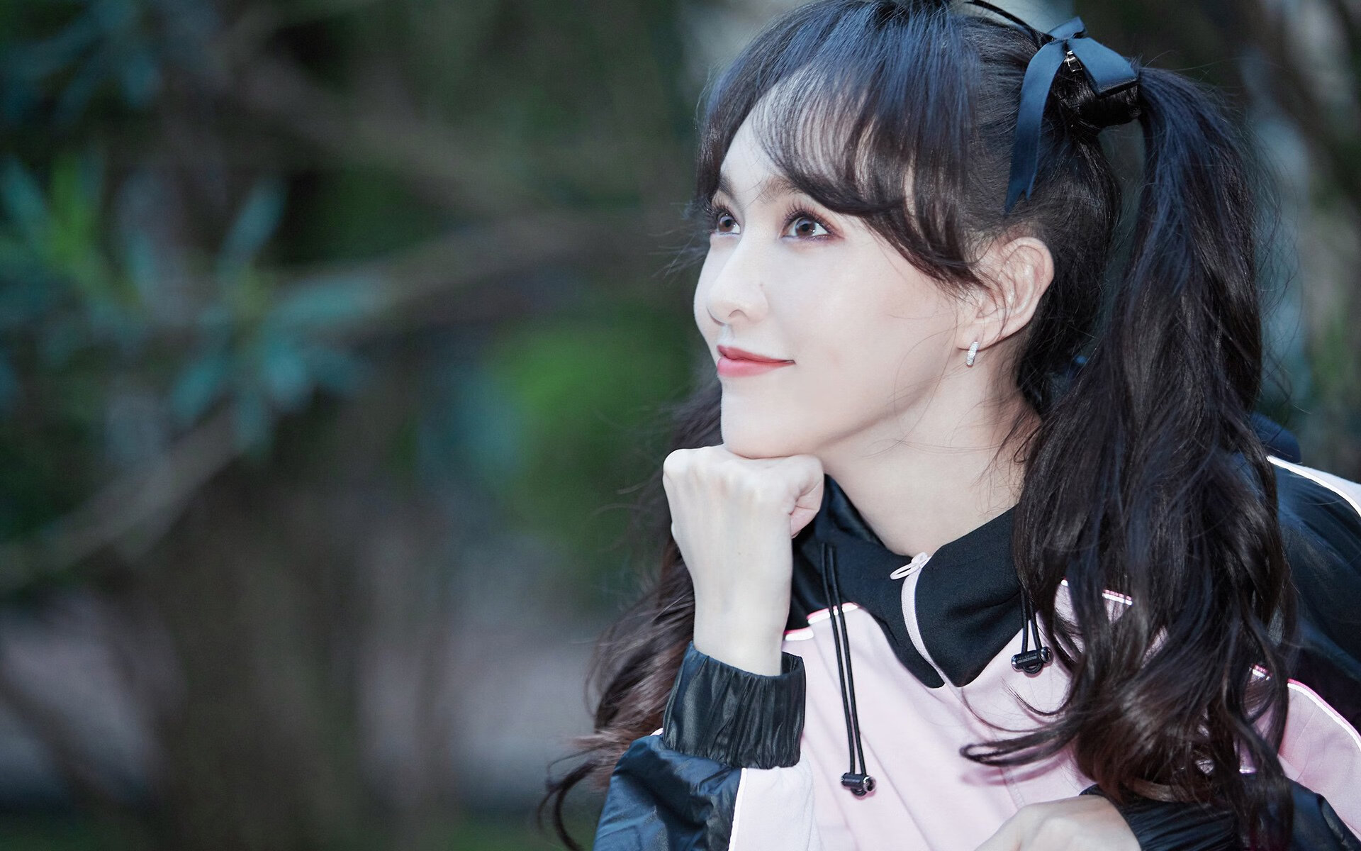 NBA季后赛之夜,孔德连续得分拉开差距,率队逆境突围