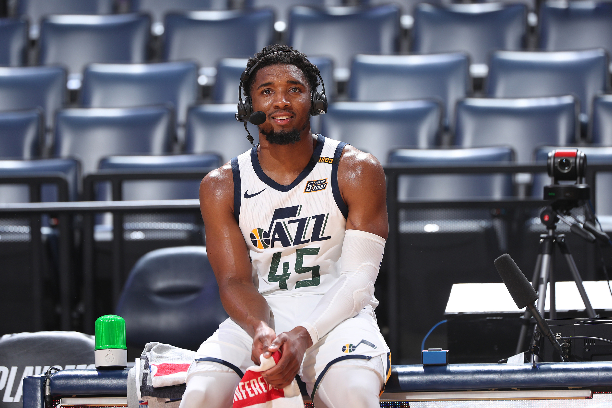 骑士单节拉开尼克斯，米切尔发挥堪称完美